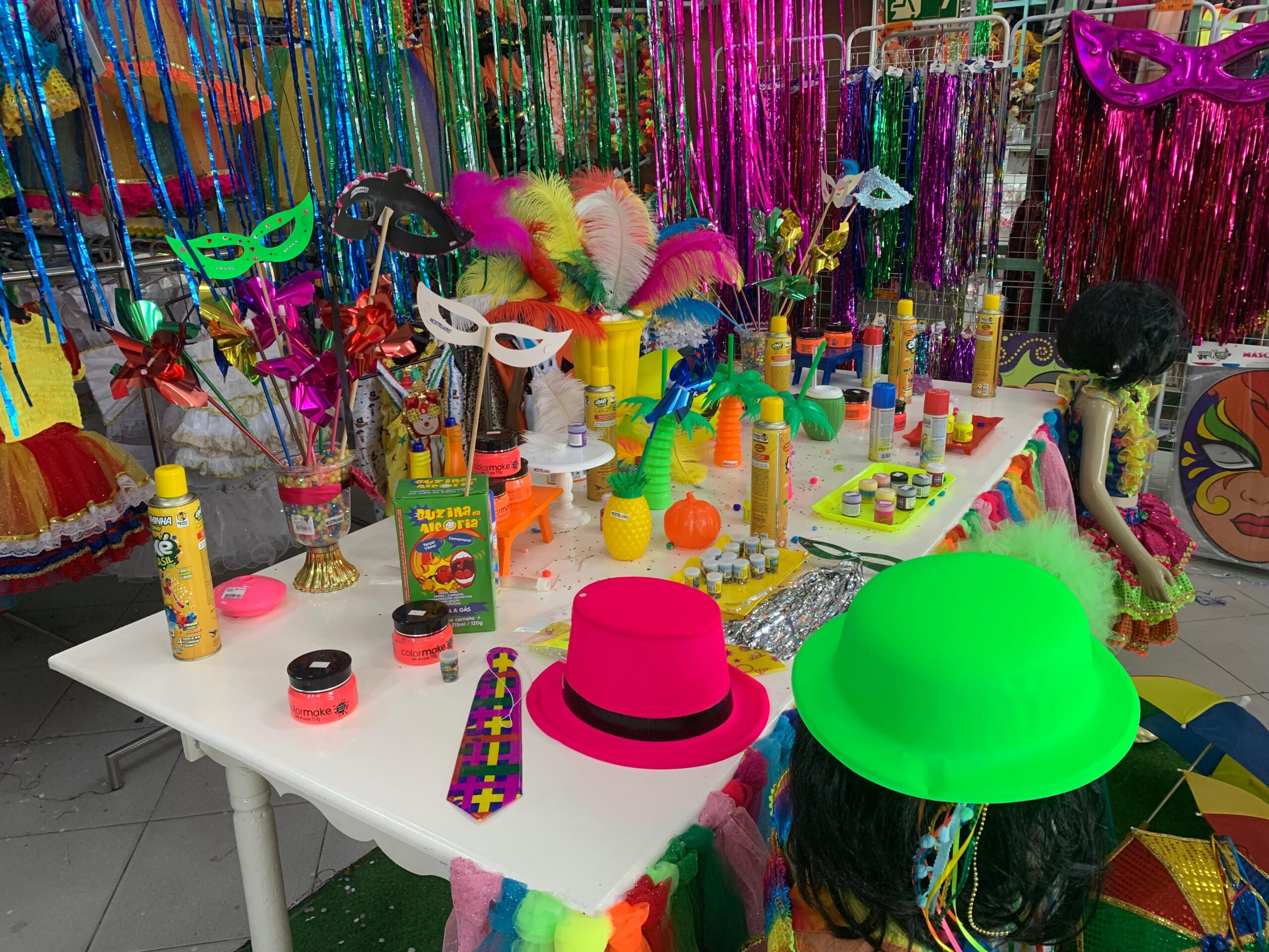 Foliões devem ficar atentos ao escolher artigos para curtir o Carnaval